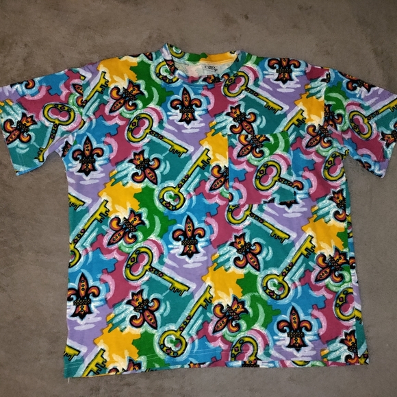 In Charge | VINTAGE MARDI GRAS SHORT SLEEVE T-SHIRT WITH SHOULDER PADS  ONE SIZE - Picture 2 of 15